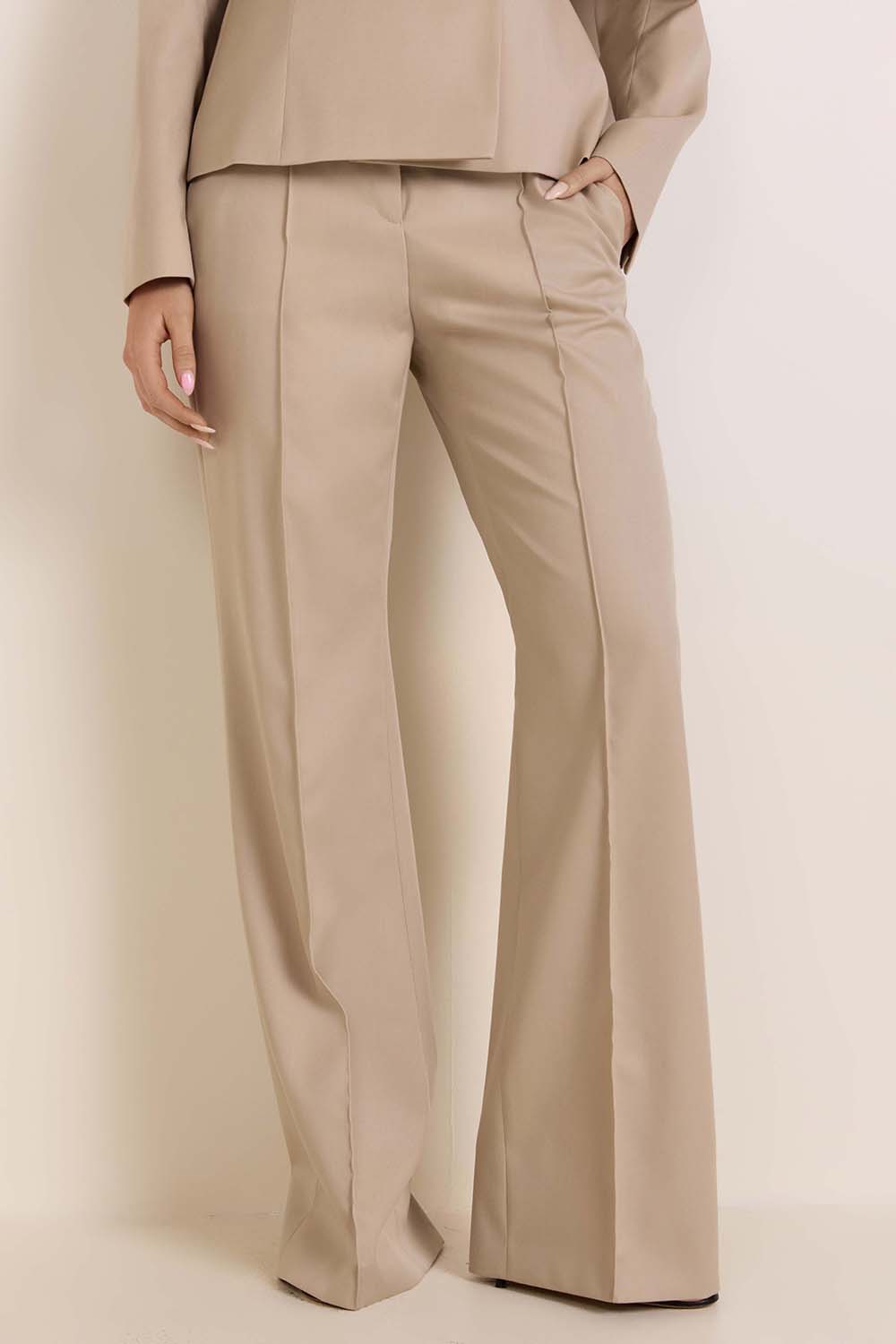 תמונת דוגמן קידמית של מכנסיים מחוייטים