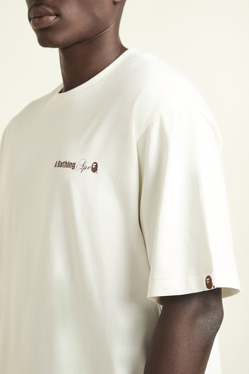 תמונת דוגמן אחורית של חולצת טי