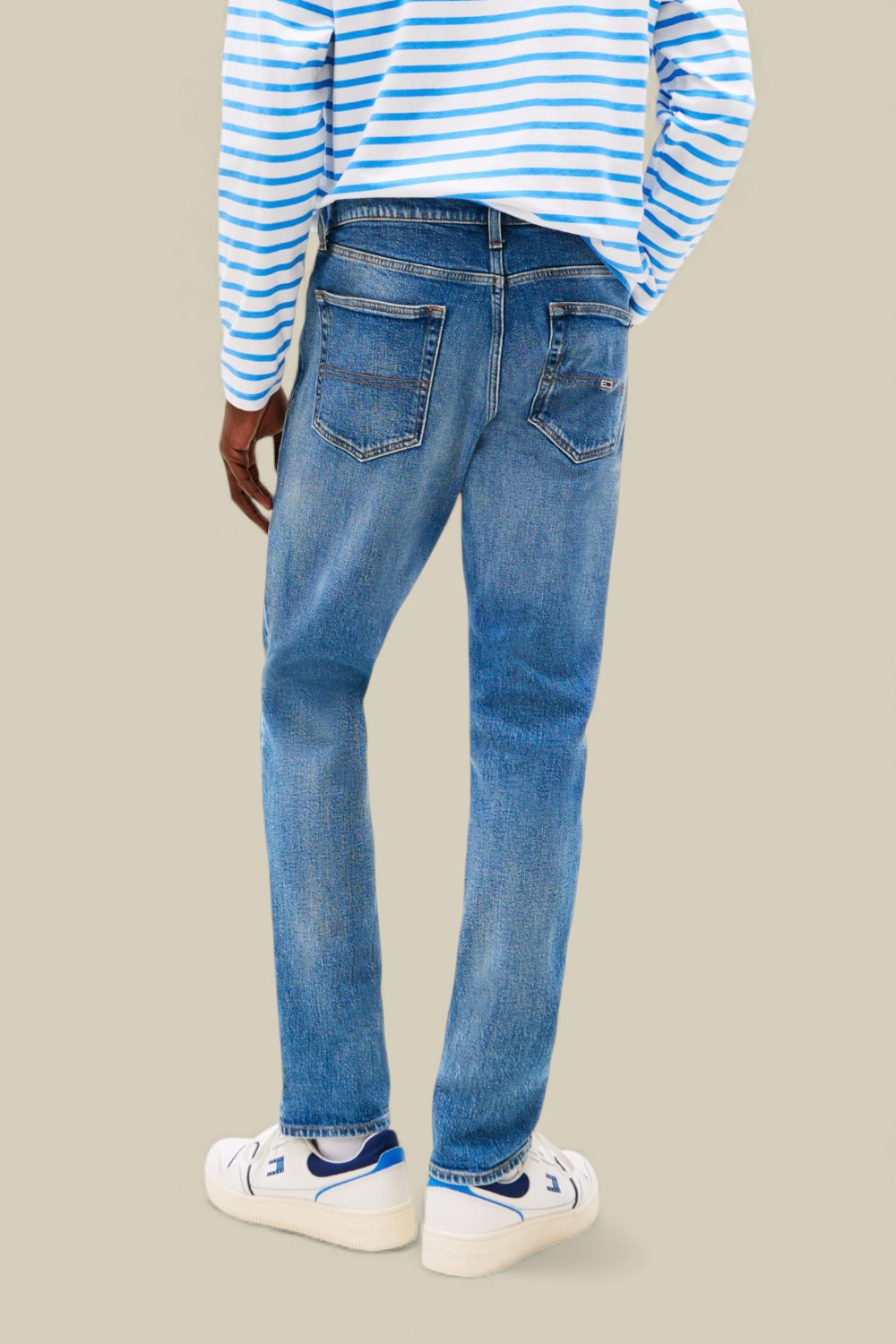 תמונת דוגמן אחורית של ג'ינס בגזרת סלים