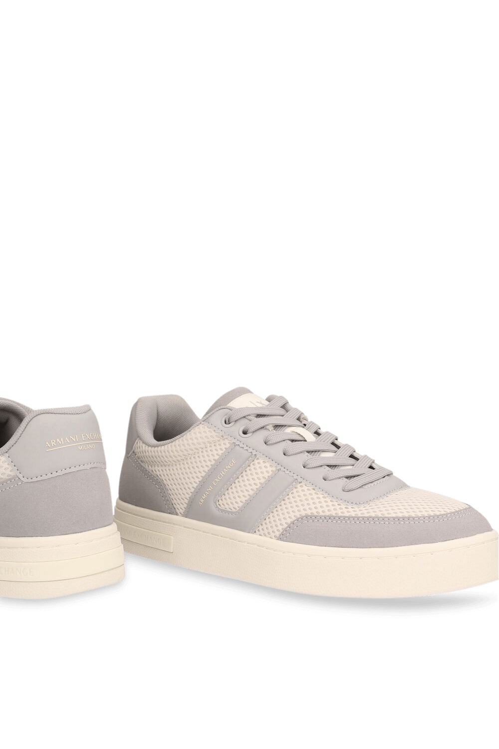 תמונת תקריב של נעלי סניקרס