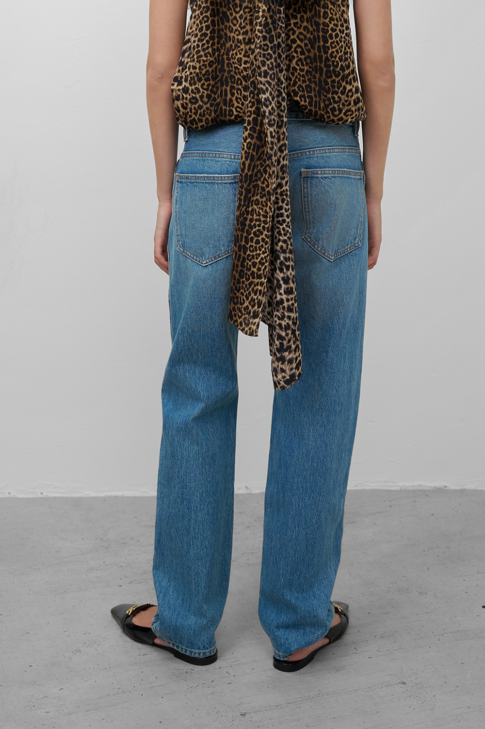 תמונת דוגמן אחורית של מכנסי ג'ינס ישרים בגזרה צרה