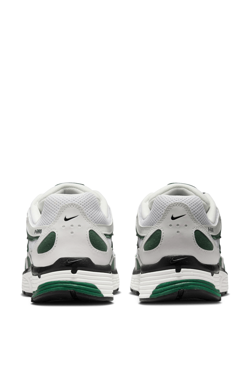 תמונת תקריב של נעלי ריצה פי-6000