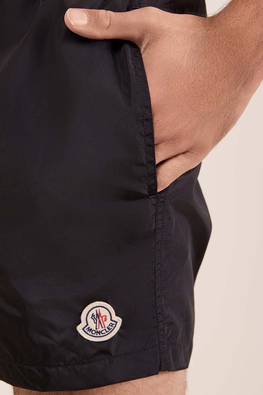 תמונת תקריב דוגמן של מכנסי שחייה