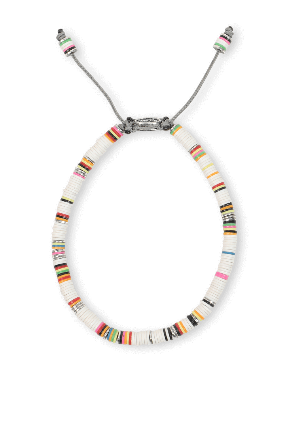 תמונה קידמית של צמיד אפריקאי מחרוזי כסף וחרוזים לבנים וצבעוניים