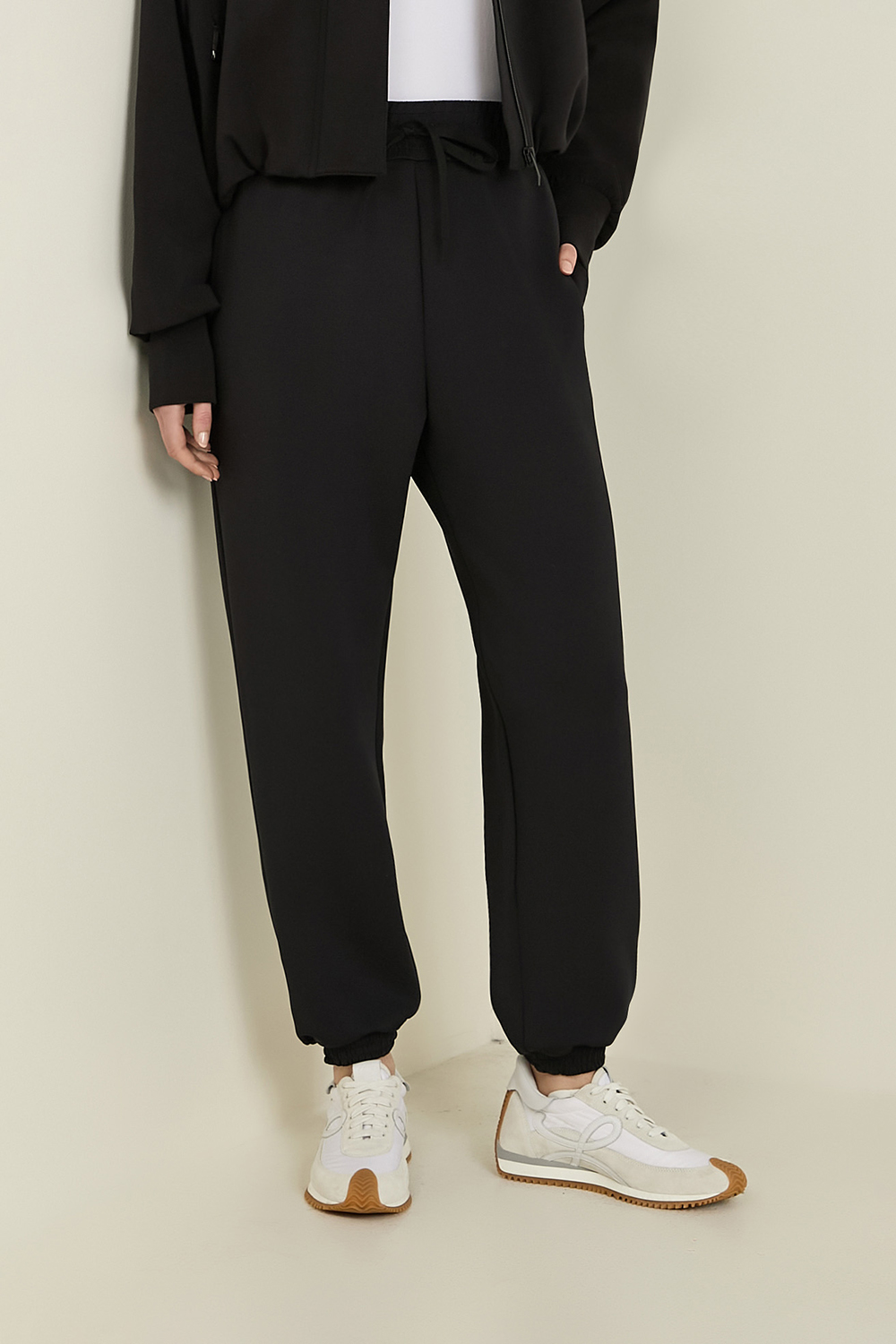 תמונת דוגמן קידמית של מכנסי ג'וג