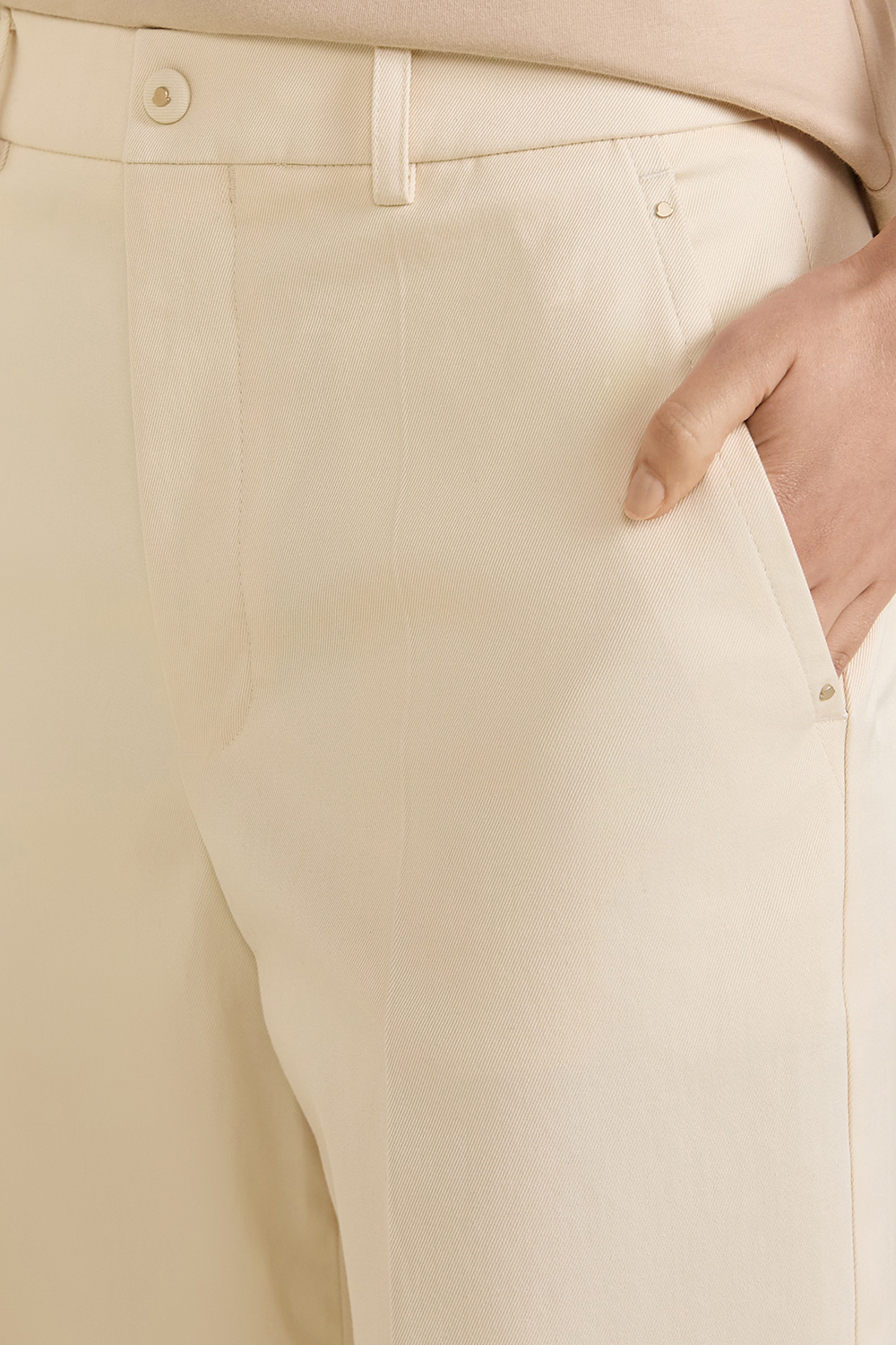 תמונת תקריב דוגמן של מכנסיים מחויטיים