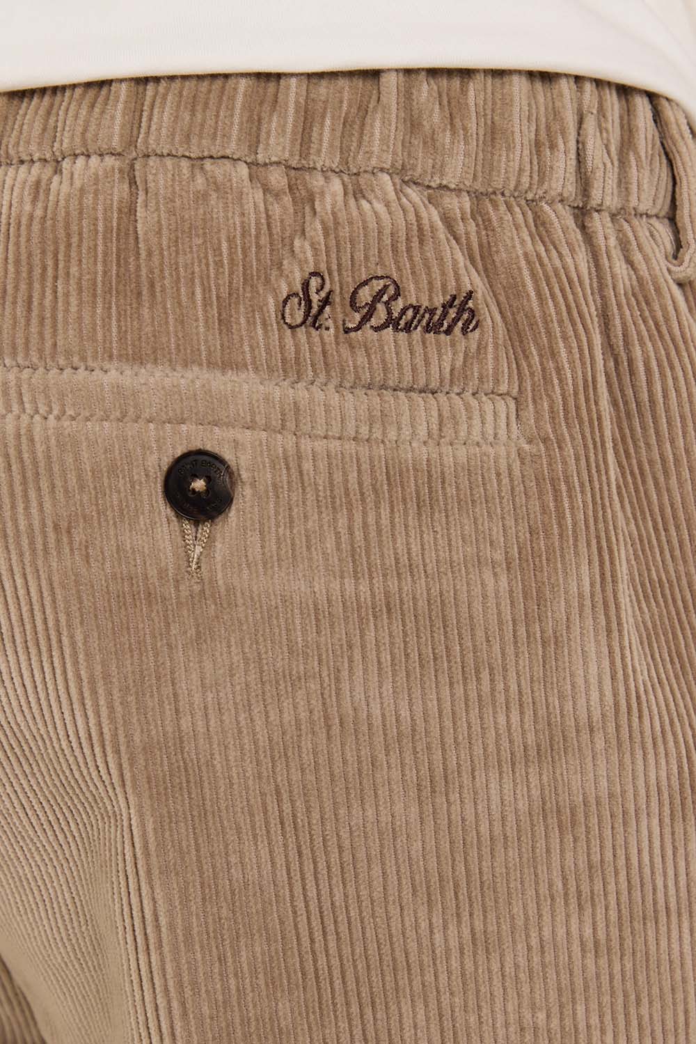 תמונת תקריב דוגמן של מכנסי קורדרוי