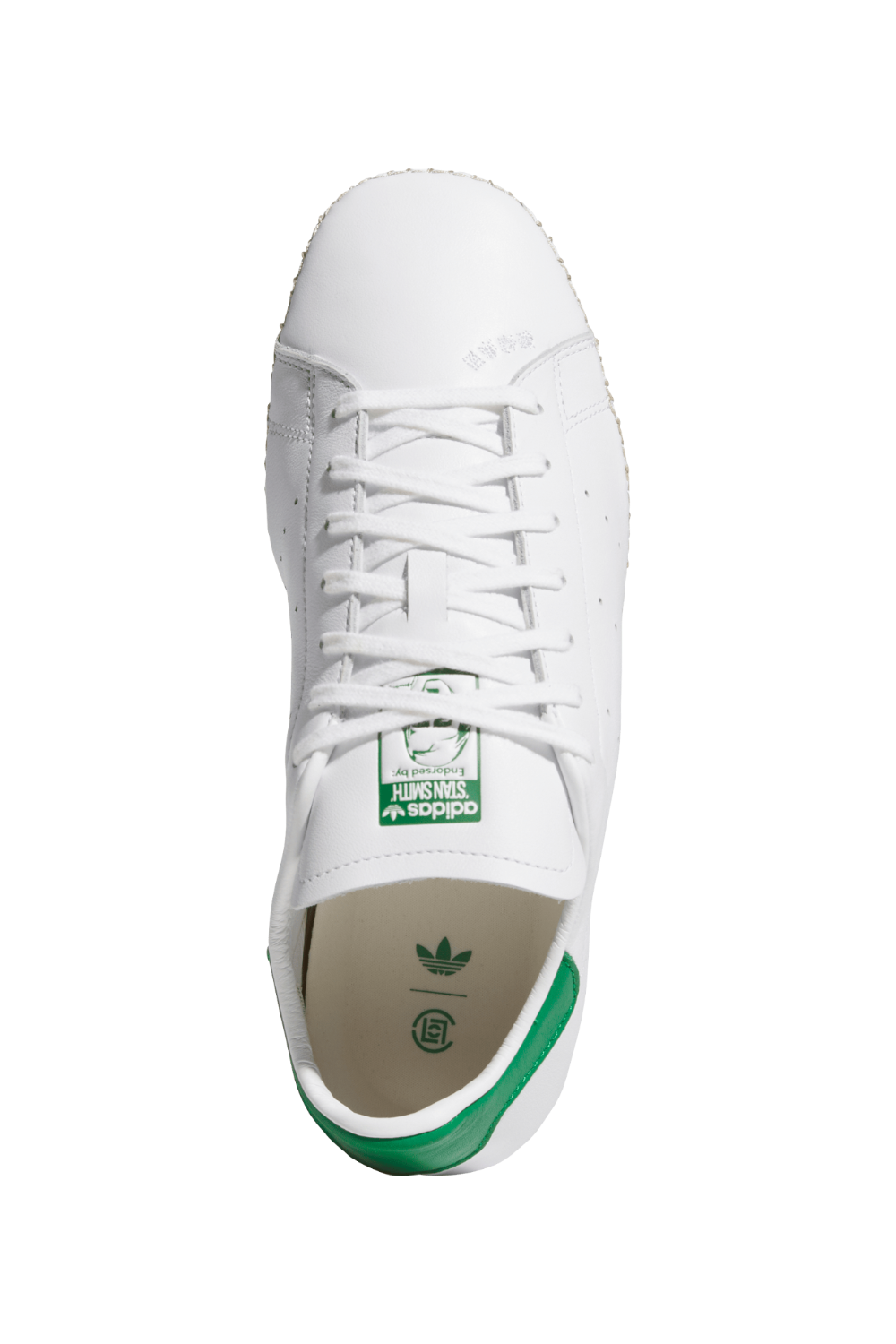 תמונת תקריב של נעלי סניקרס אדידס X קלוט