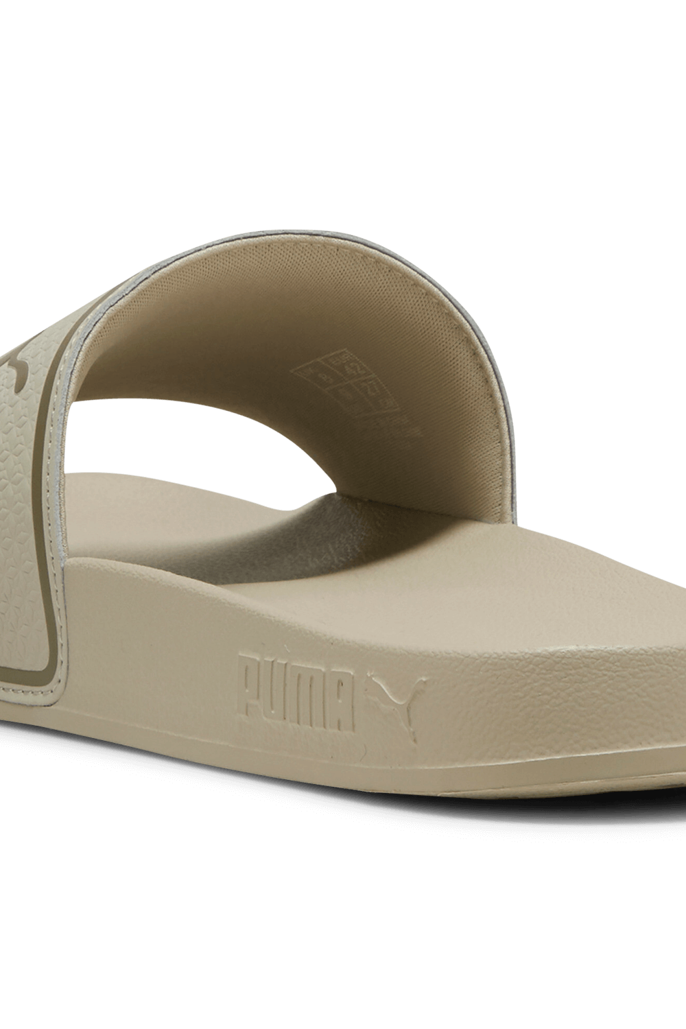 תמונת תקריב של כפכפי סליידס