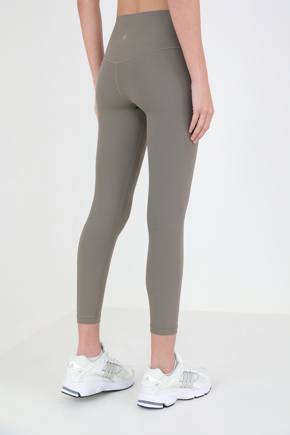 תמונת דוגמן אחורית של Align™ Ribbed High-Rise Crop 23