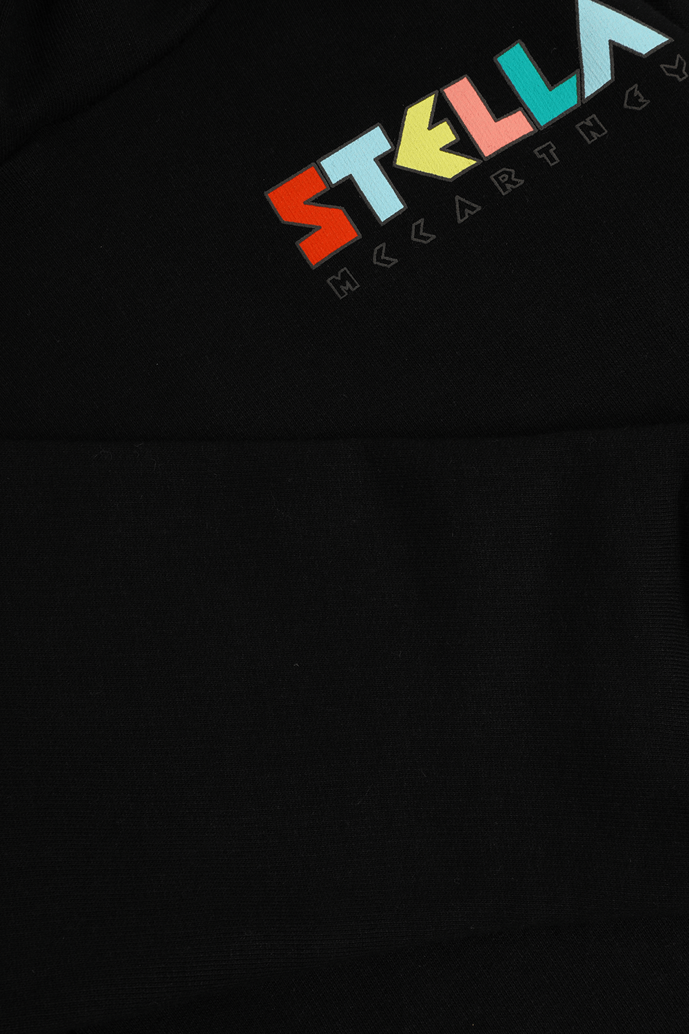 תמונת תקריב של סטלה מקרטני X דיסני גילאי 2-14 קפוצ'ון עם הדפס מיקי מאוס