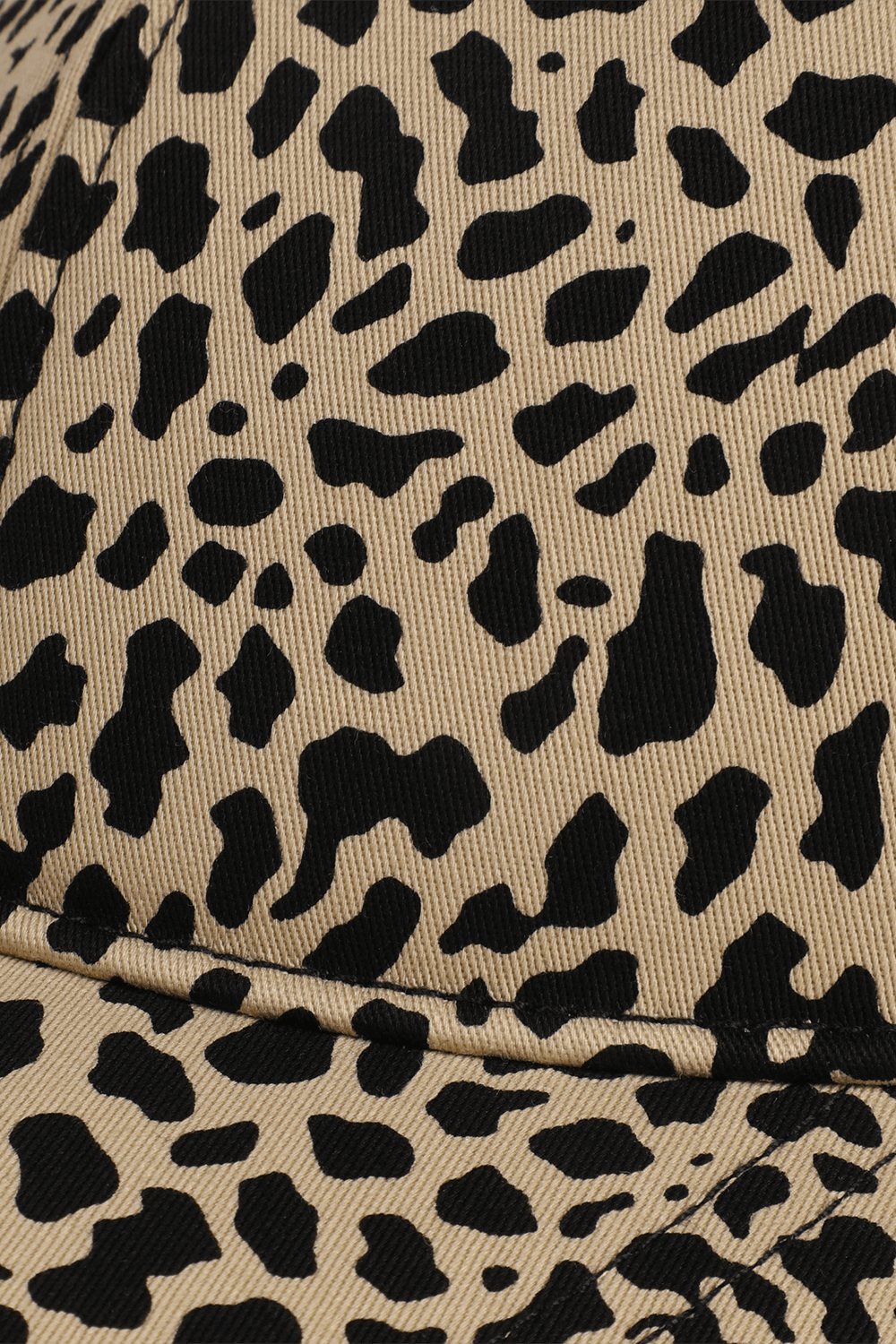 תמונת תקריב של כובע מצחייה ספורטיבי בהדפס מנומר