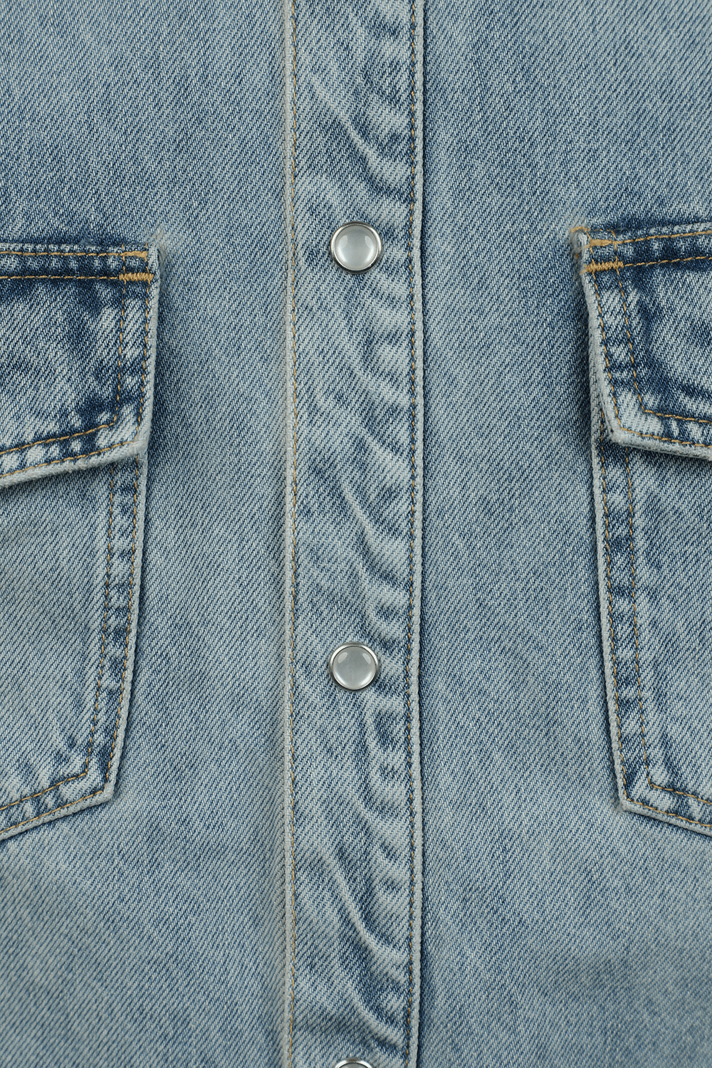 תמונה אחורית של חולצת דנים מכופתרת