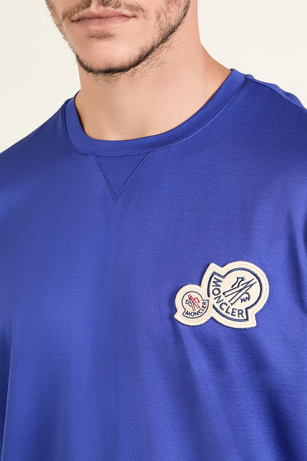 תמונת תקריב דוגמן של חולצת טי עם לוגו פאץ'