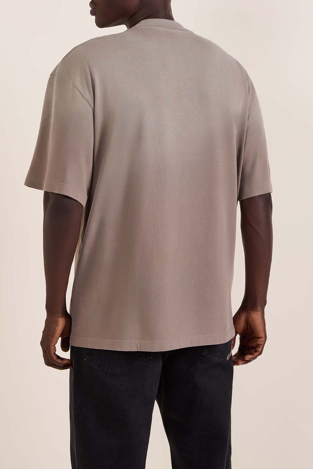 תמונת דוגמן אחורית של חולצת טי