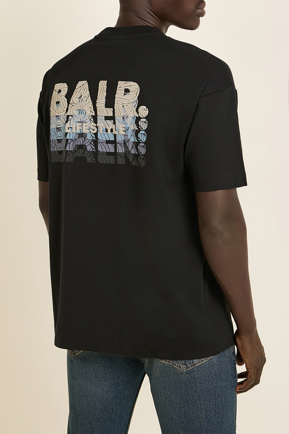 תמונת דוגמן אחורית של חולצת טי אוברסייז