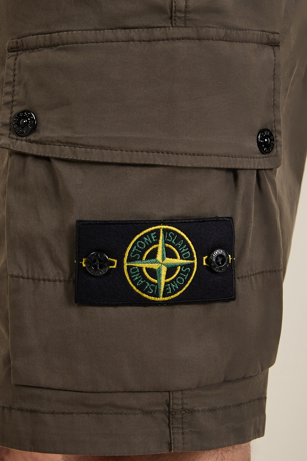 תמונת תקריב דוגמן של מכנסי ברמודה סלים פיט