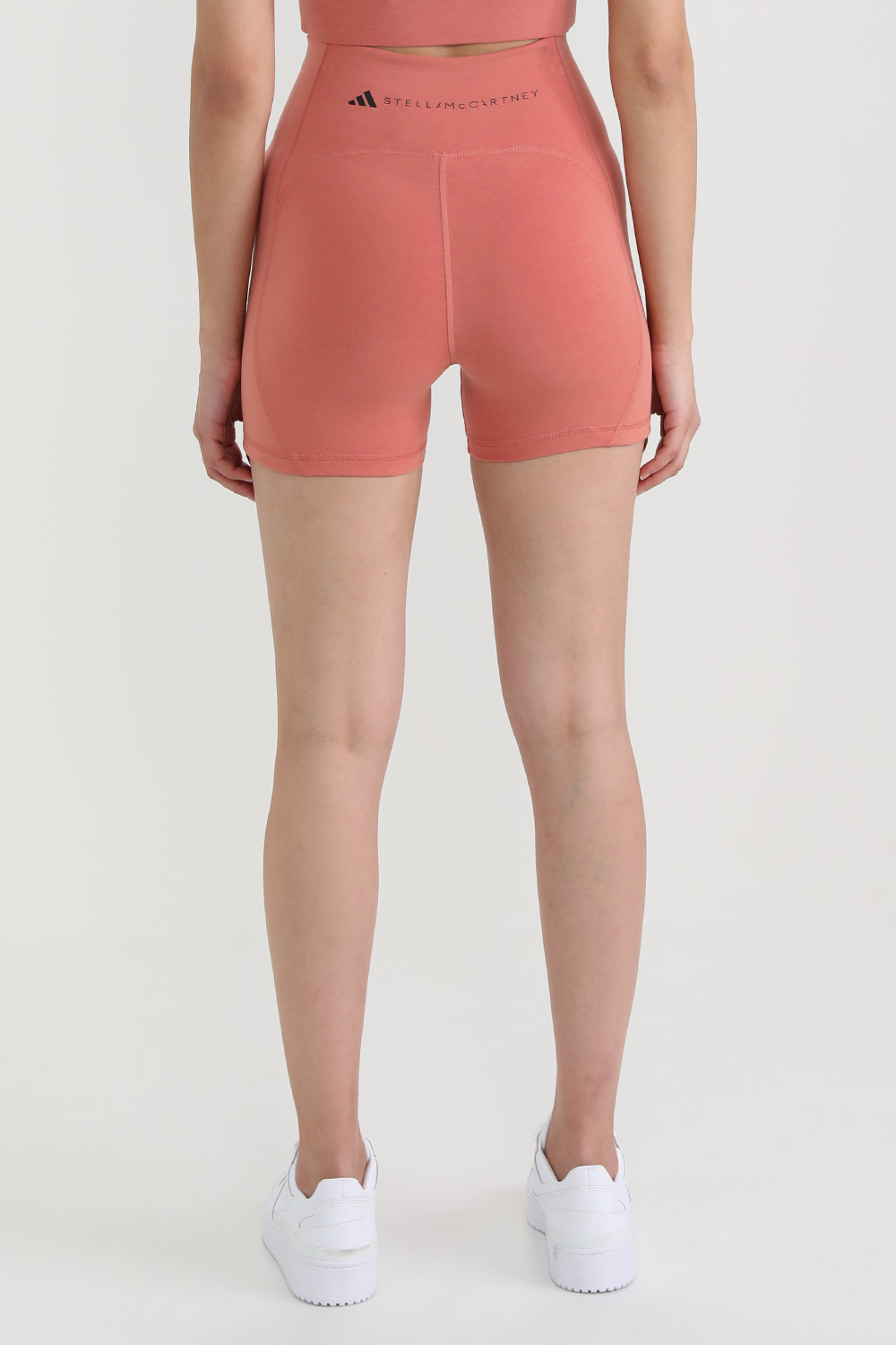 תמונת דוגמן אחורית של אדידס X סטלה מקרטני מכנסי בייקר יוגה קצרים