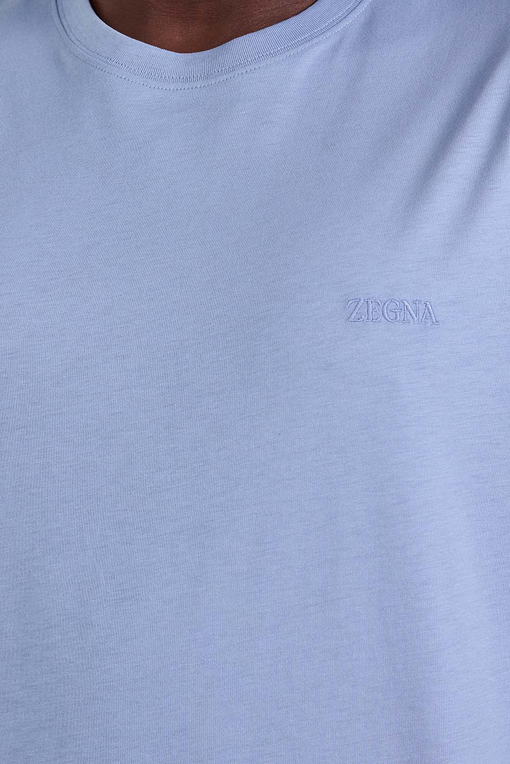 תמונת תקריב דוגמן של חולצת טי