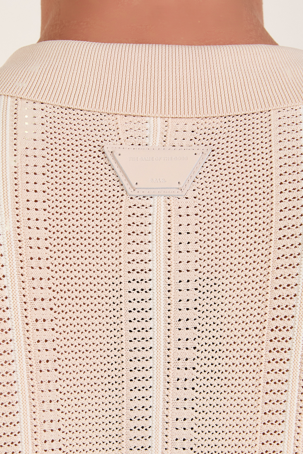 תמונת תקריב דוגמן של חולצת כפתורים ארוגה