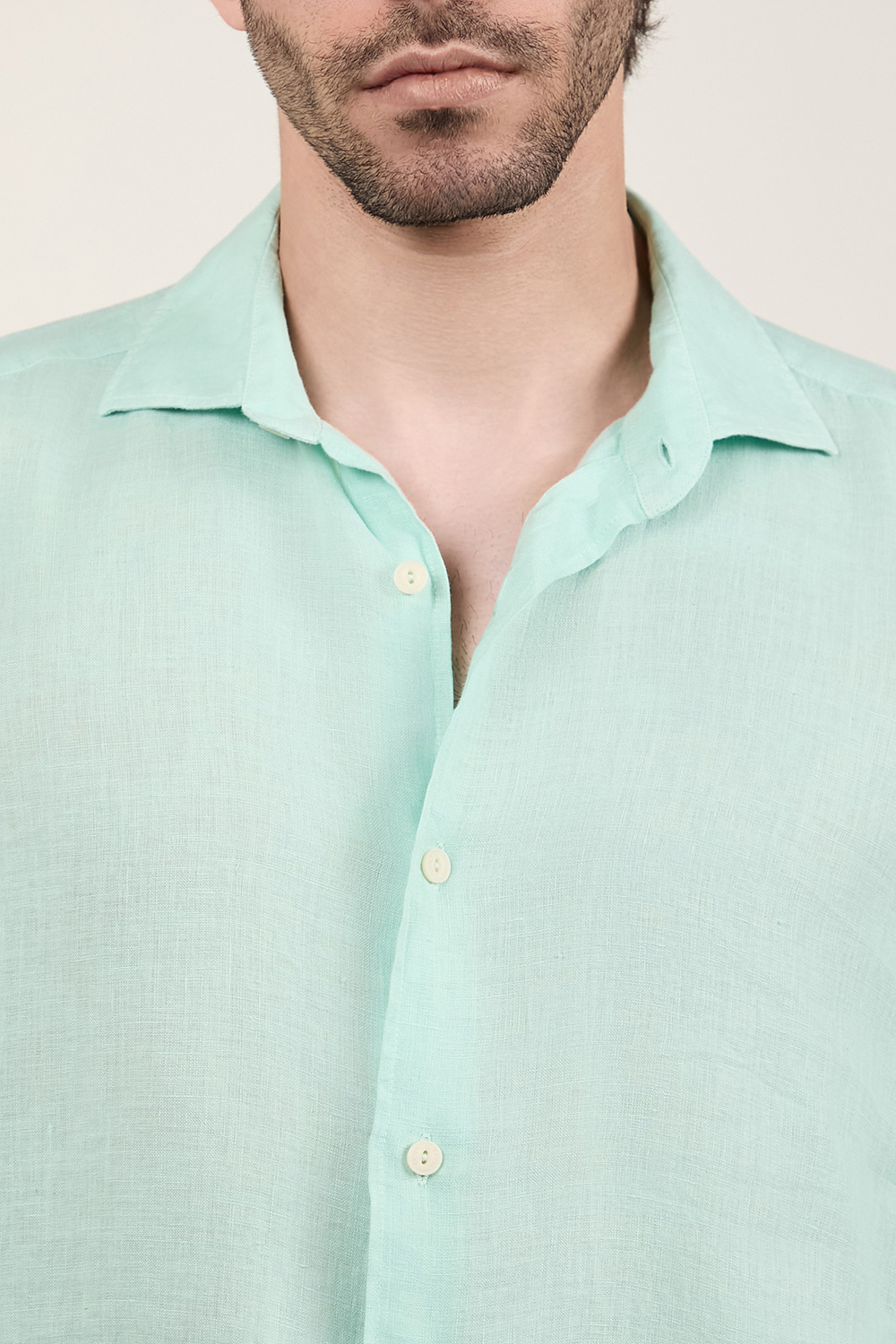 תמונת תקריב דוגמן של חולצה מכופתרת מפשתן