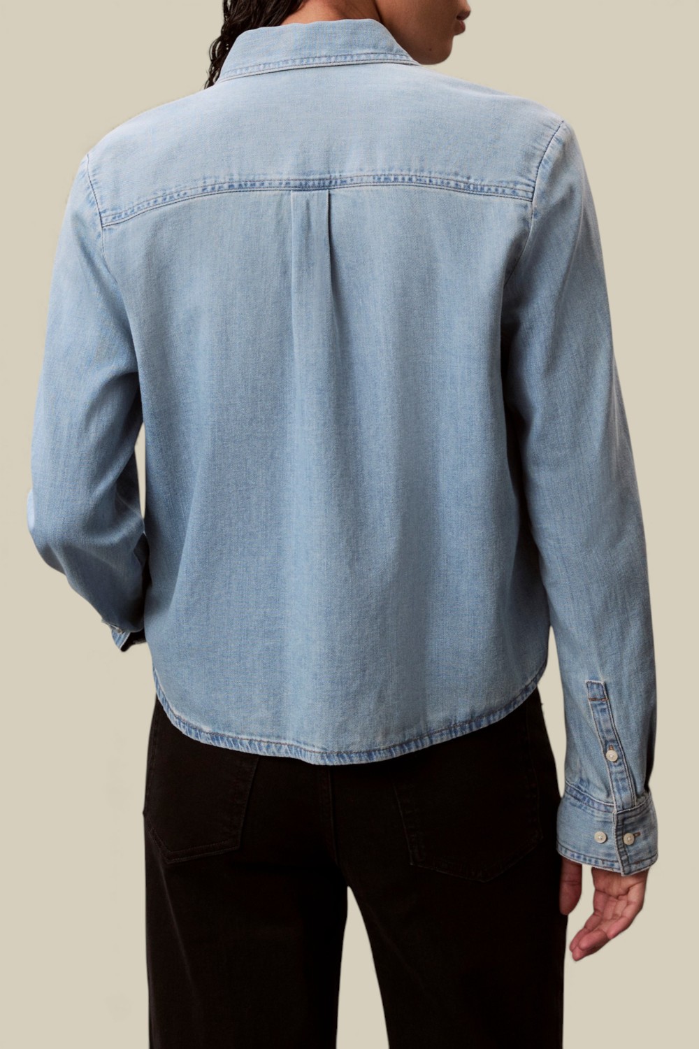 תמונת דוגמן אחורית של חולצת ג'ינס מכופתרת קרופ
