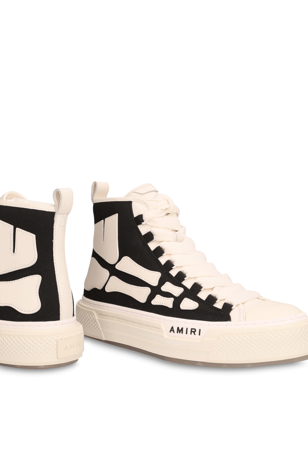 תמונת תקריב של נעלי סניקרס