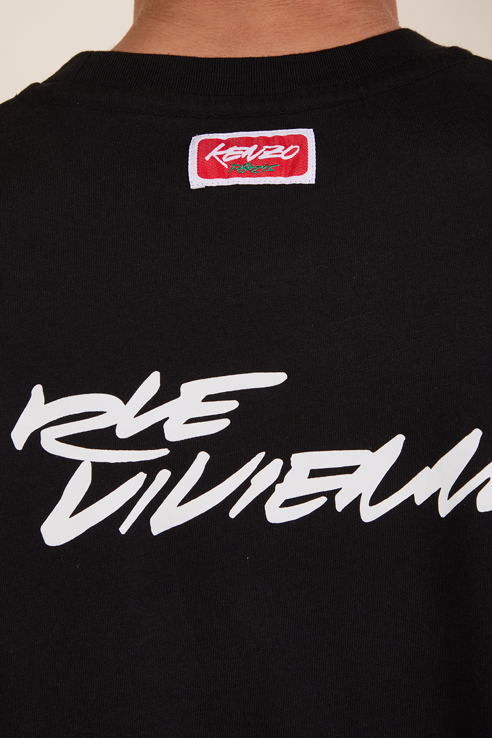 תמונת תקריב דוגמן של חולצת טי