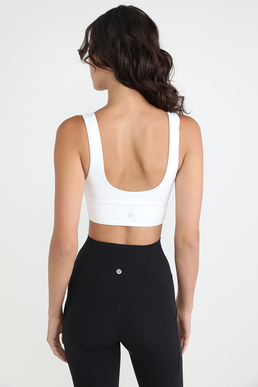 תמונת דוגמן אחורית של Align V Neck Bra C/D