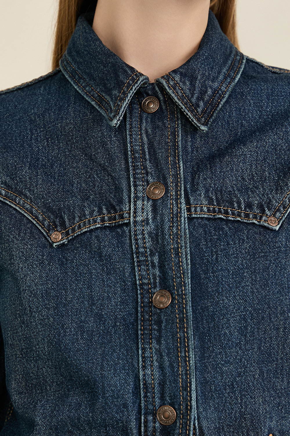 תמונת תקריב דוגמן של ז'קט ג'ינס סלים פיט