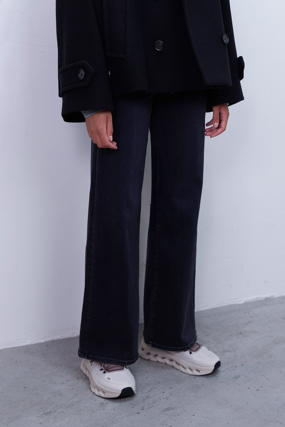 תמונת דוגמן קידמית של מכנסי ג'ינס מתרחבים