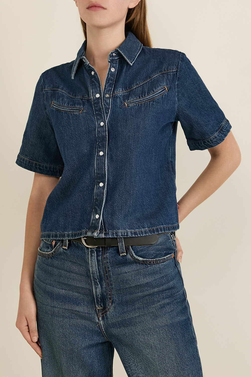 תמונת דוגמן קידמית של חולצת כפתורים ג'ינס