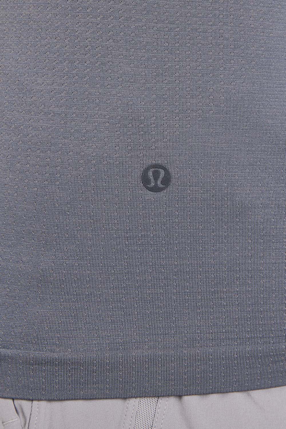 תמונת תקריב דוגמן של Metal Vent Tech Short-Sleeve Shirt