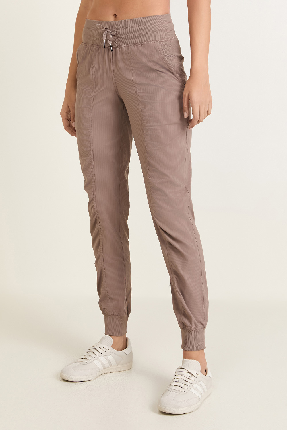 תמונת דוגמן קידמית של Dance Studio Mid-Rise Jogger