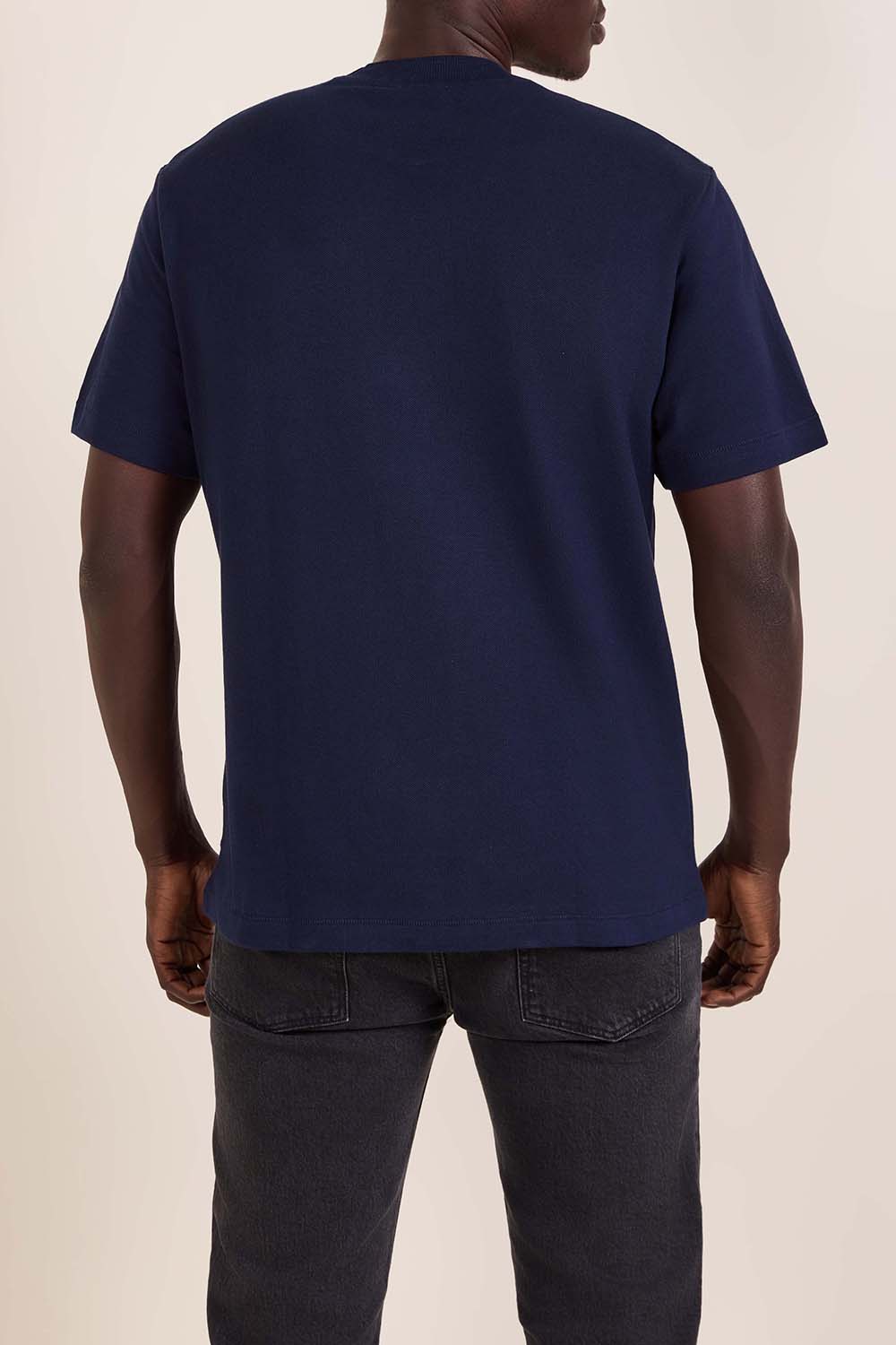 תמונת דוגמן אחורית של חולצת טי פיקה