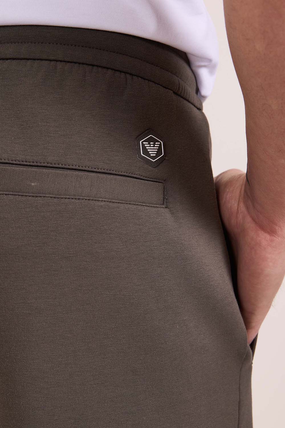 תמונת תקריב דוגמן של מכנסי ג&rsquo;וגר