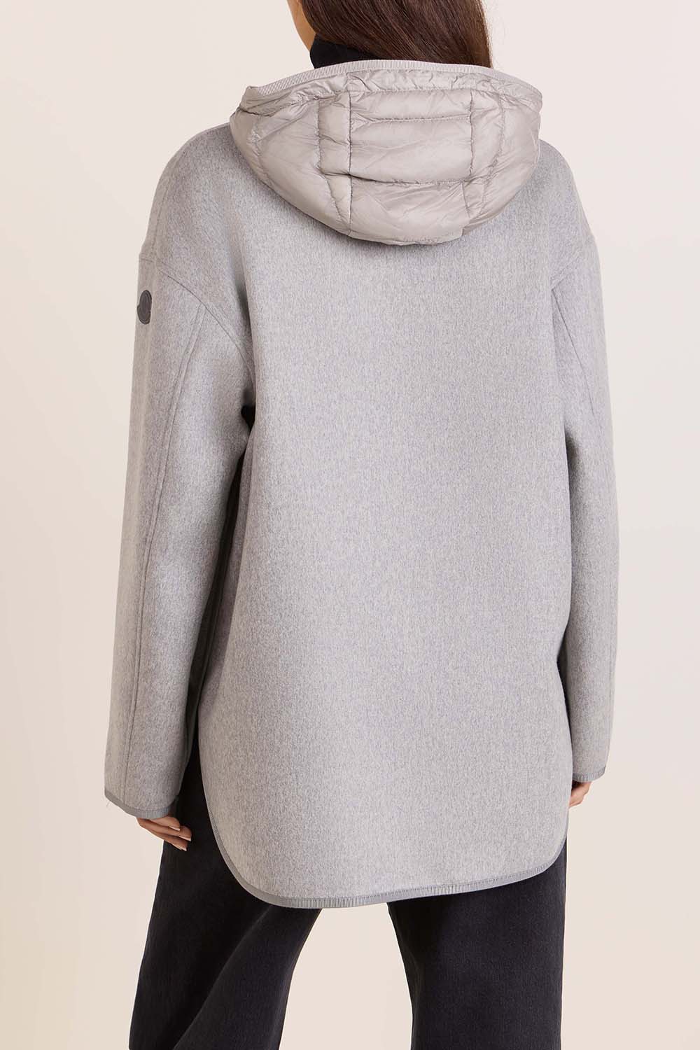 תמונת דוגמן אחורית של מעיל פוך קצר 3 ב-1