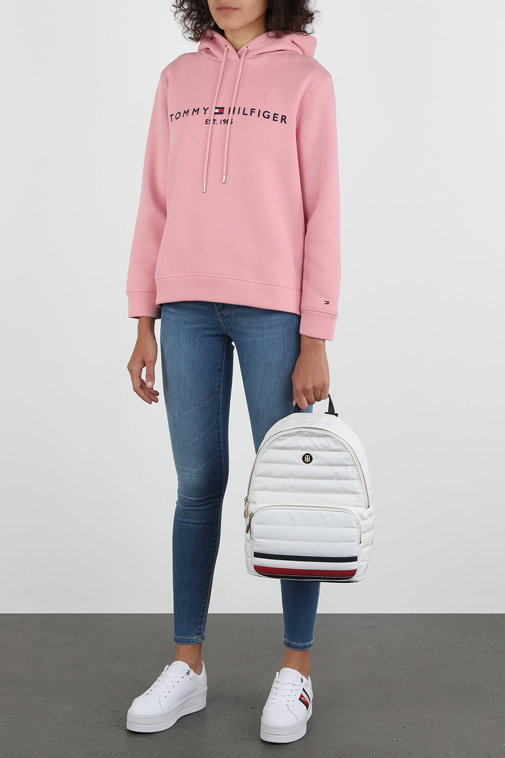 תמונת דוגמן קידמית של סניקרס פלטפורמה בצבע לבן