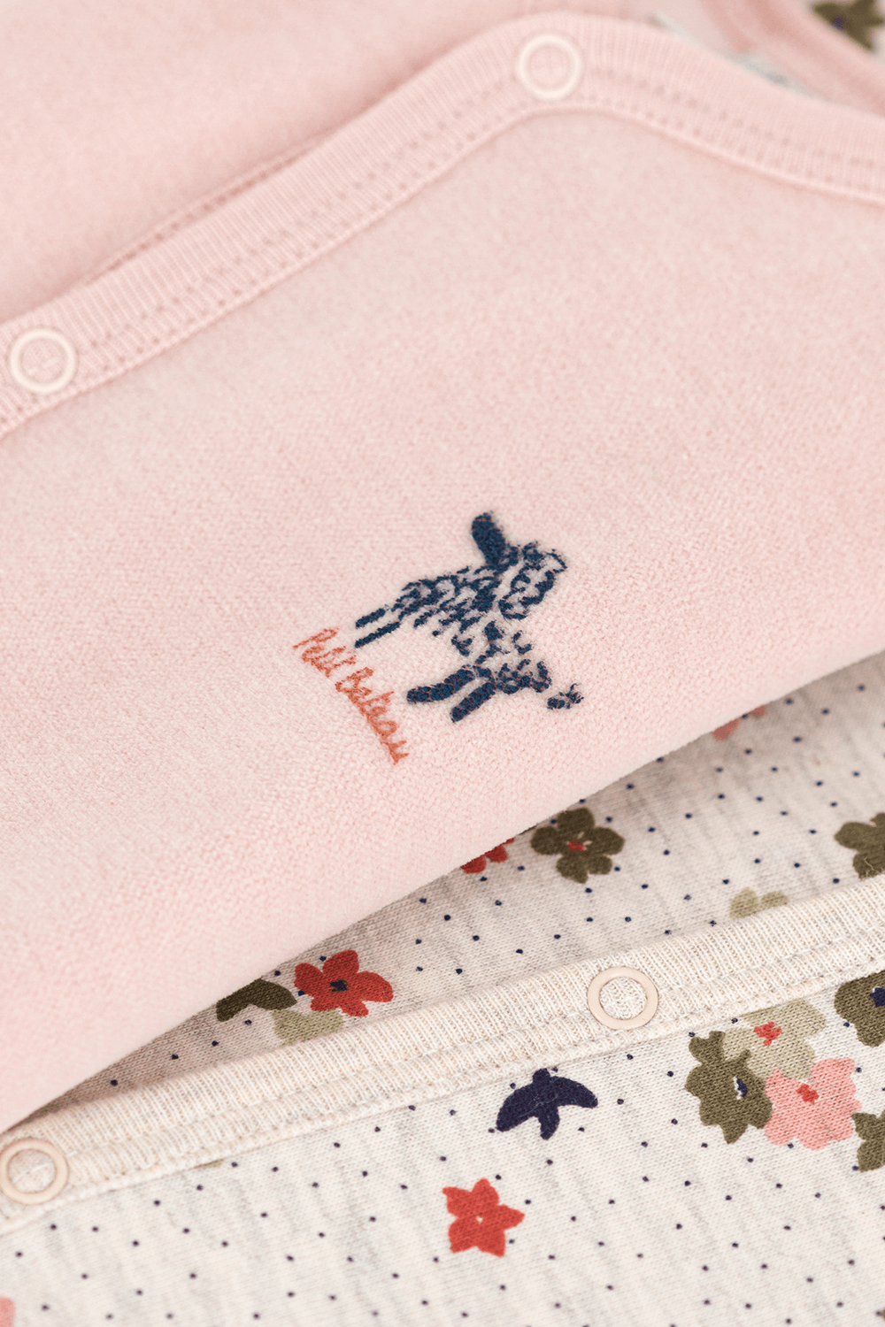 תמונה אחורית של זוג אוברול פיג`מות