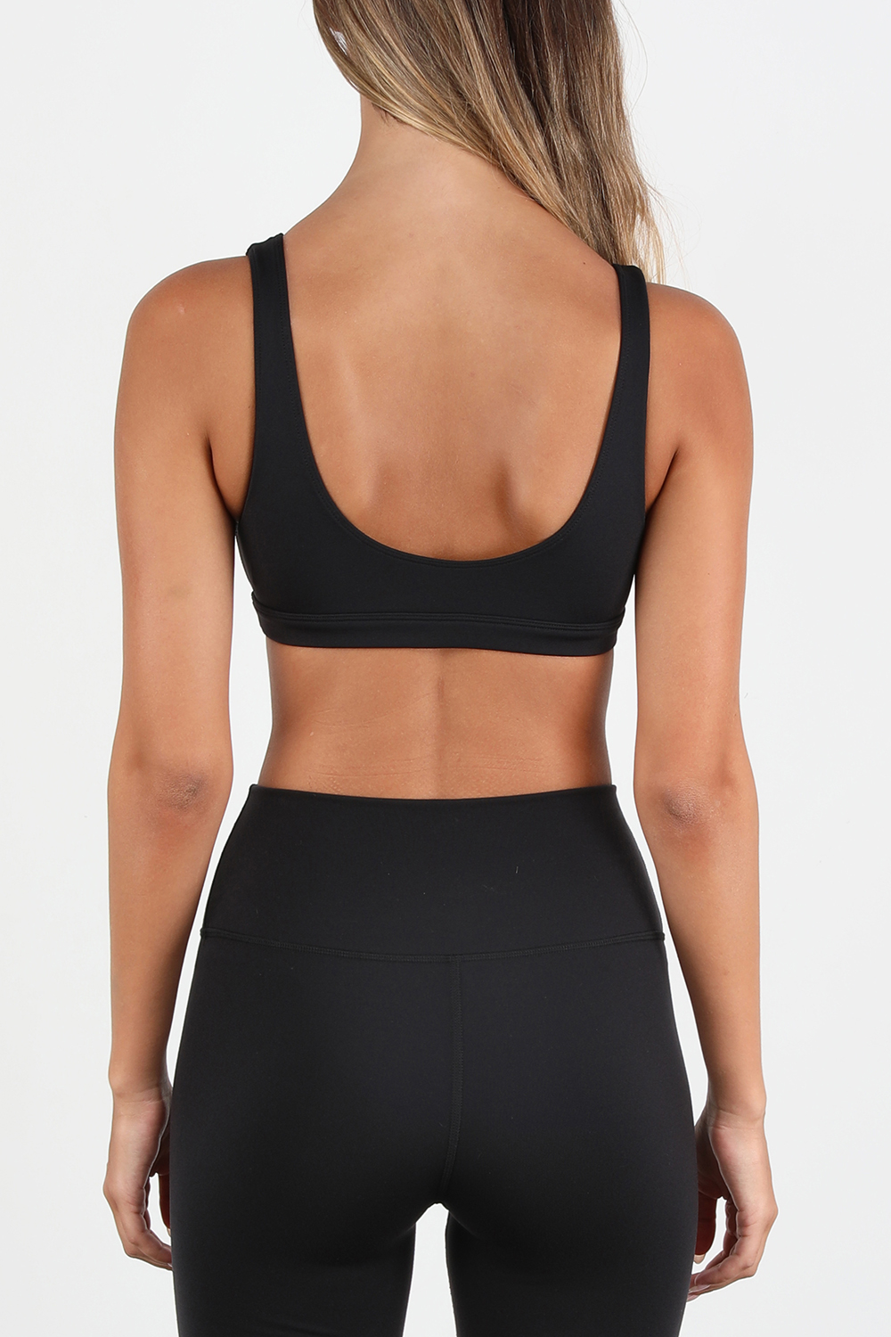 תמונת דוגמן אחורית של חזיית טופ לוגו אמביאנט