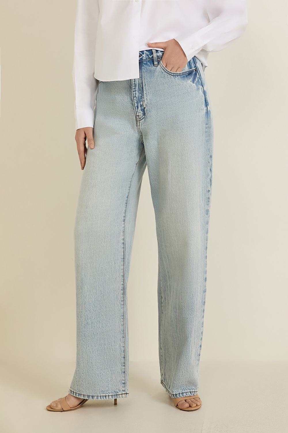 תמונת דוגמן קידמית של מכנסי ג'ינס בגזרה רחבה