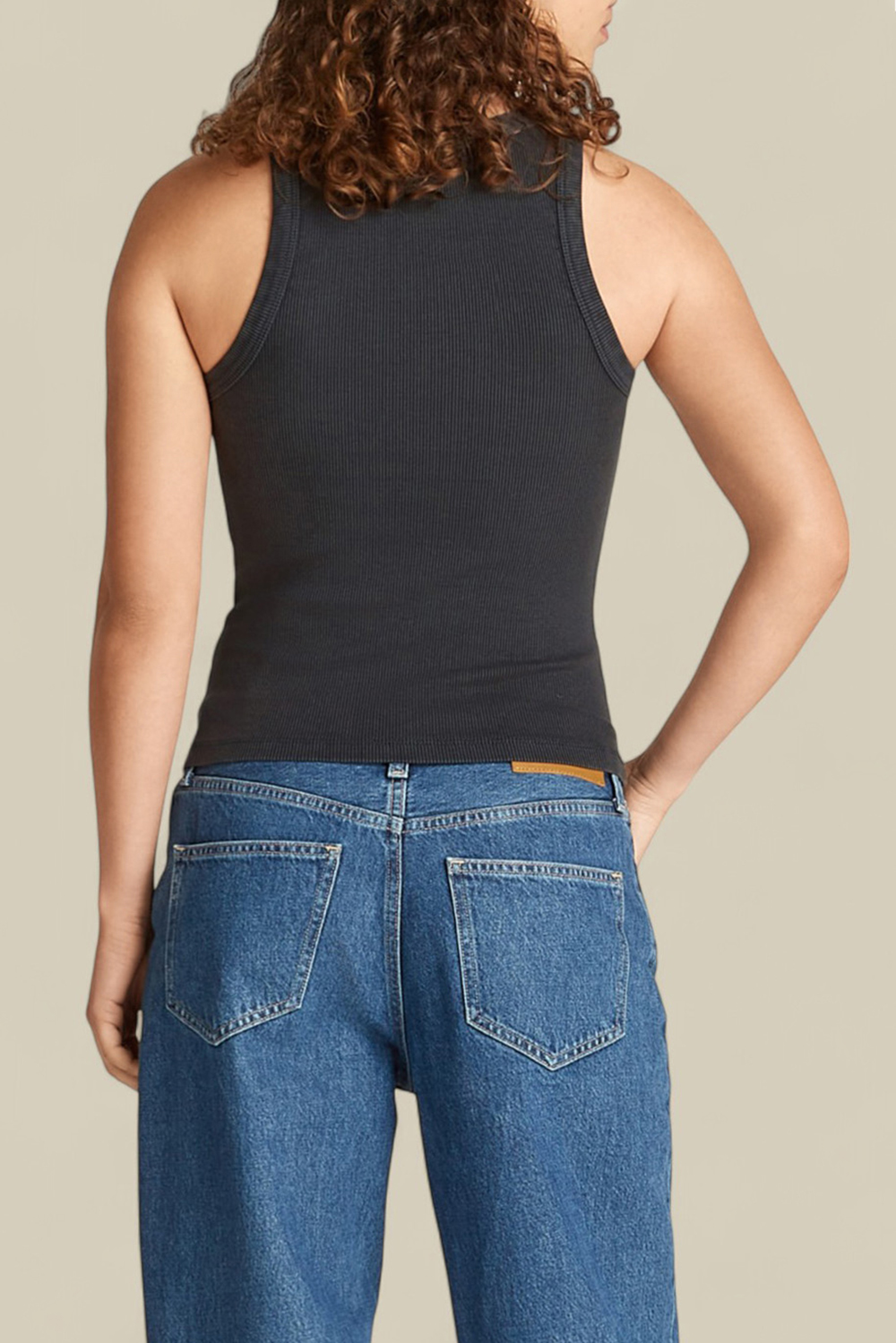 תמונת דוגמן אחורית של גופיית ריב