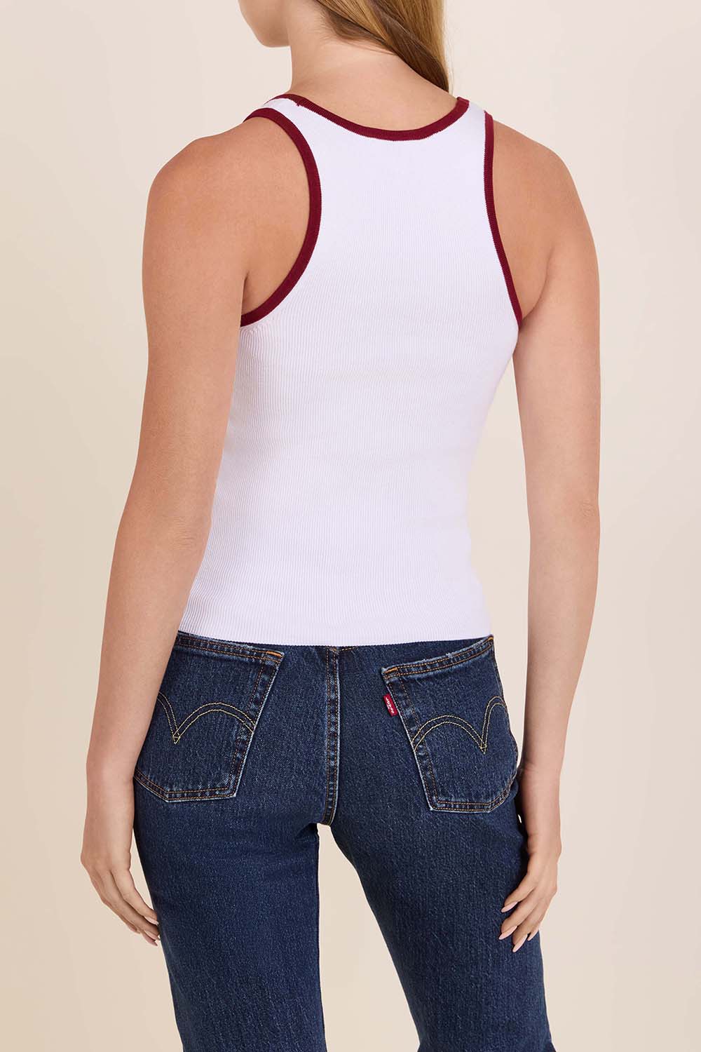 תמונת דוגמן אחורית של גופיית ריב