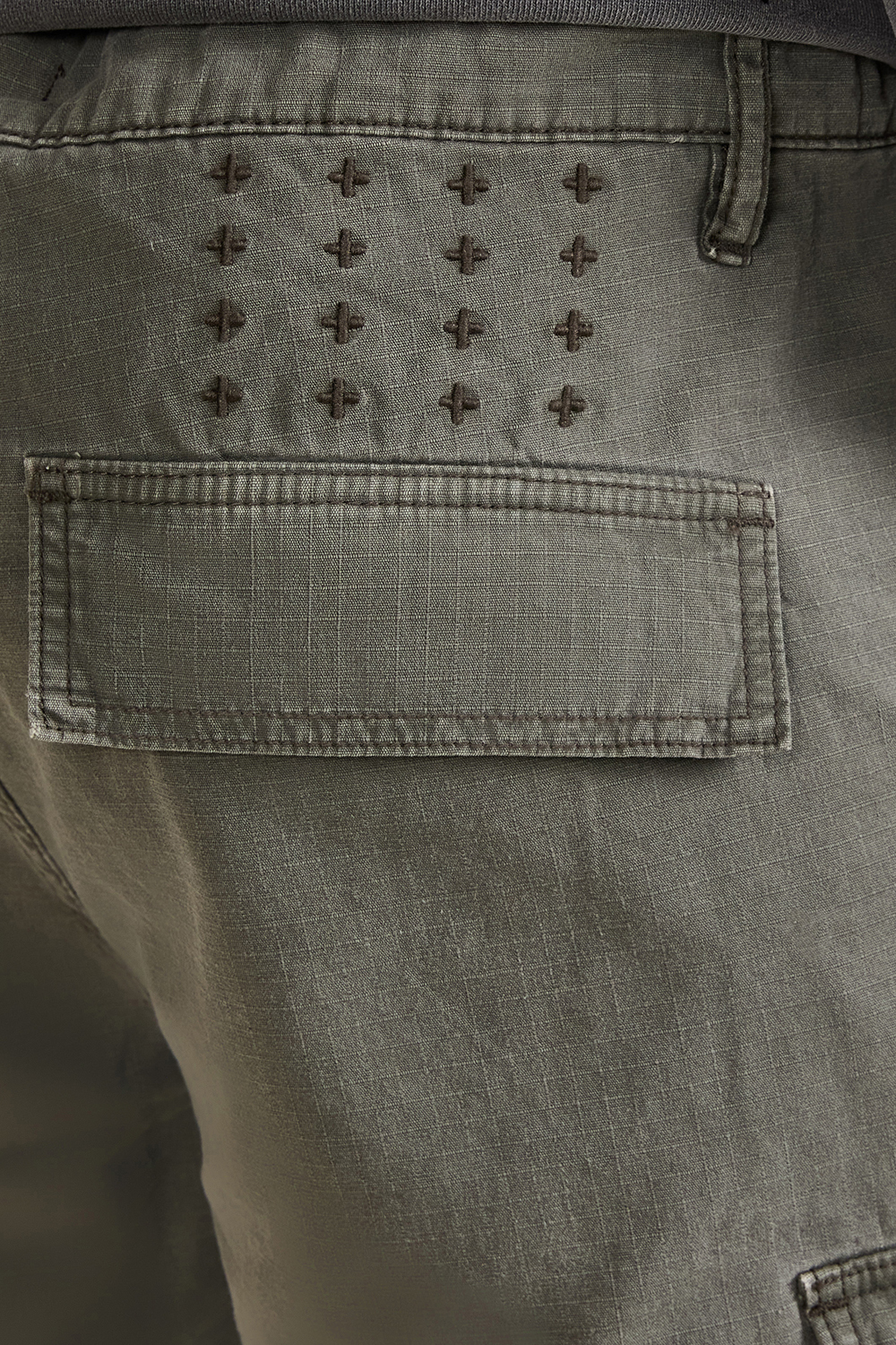 תמונת דוגמן אחורית של מכנסיים קצרים