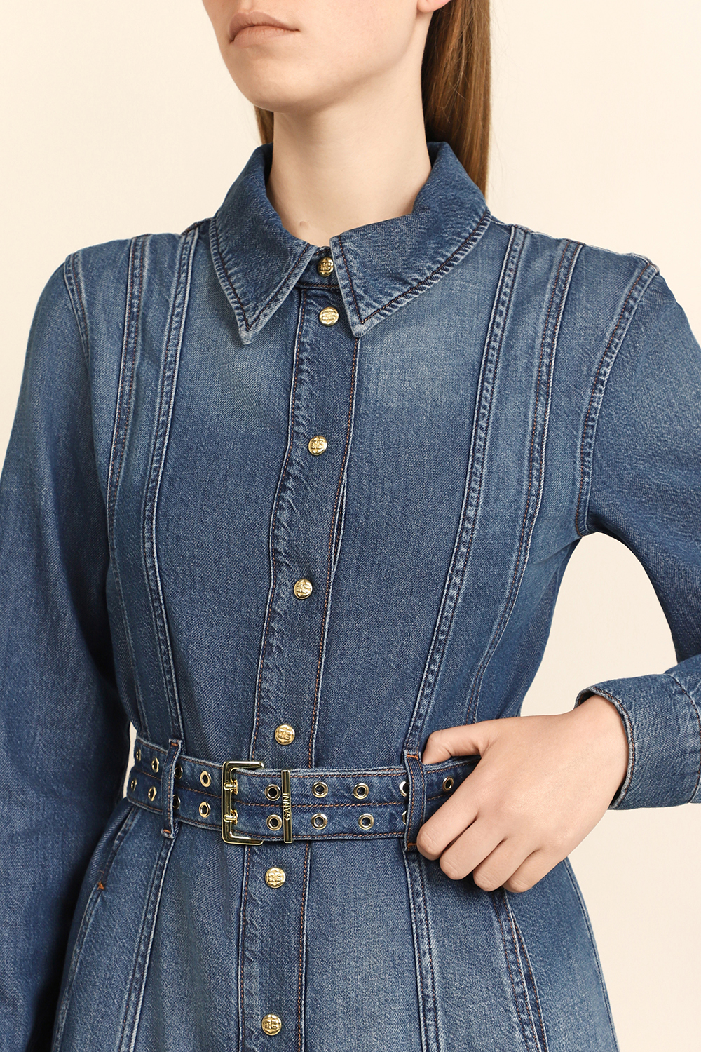 תמונת תקריב דוגמן של שמלת ג'ינס מקסי