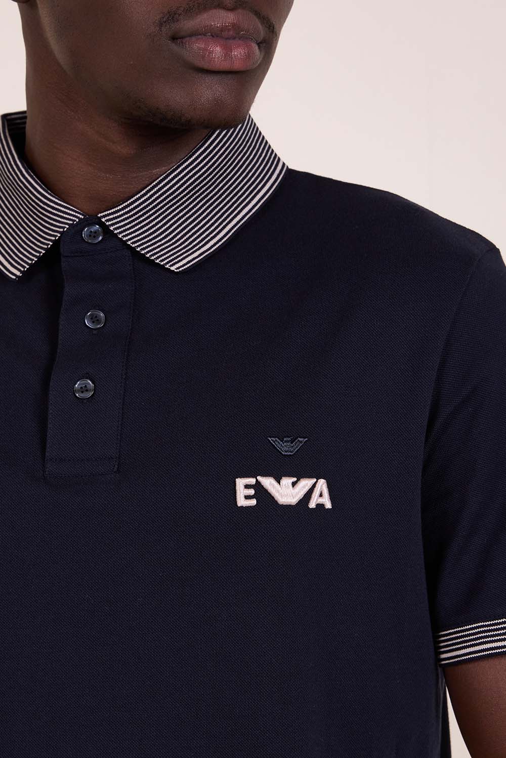 תמונת תקריב דוגמן של חולצת פולו