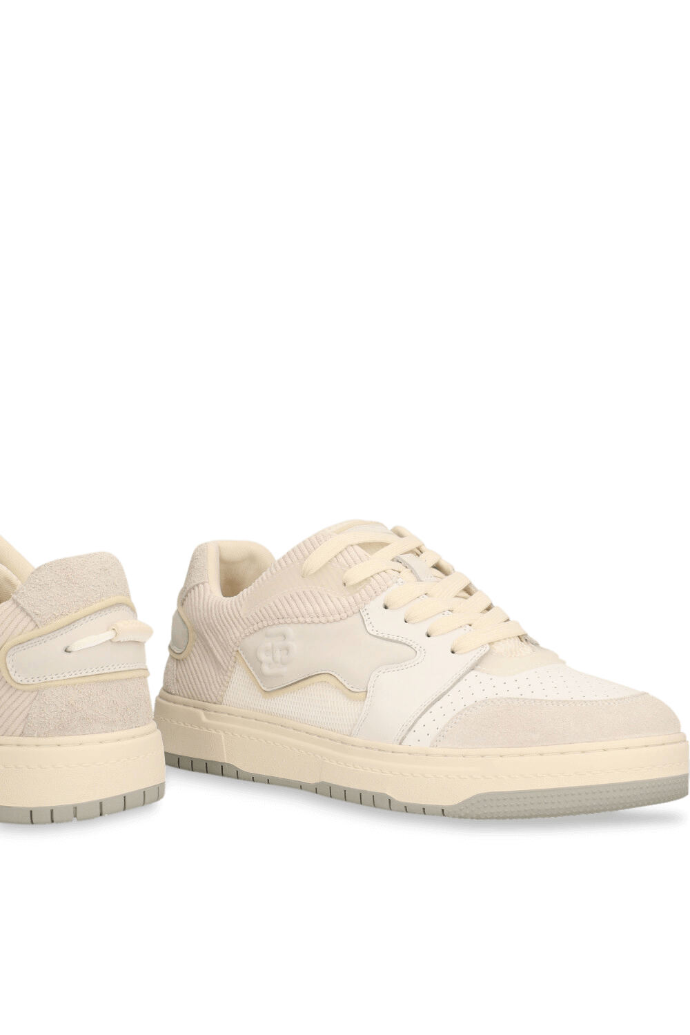 תמונת תקריב של נעלי סניקרס