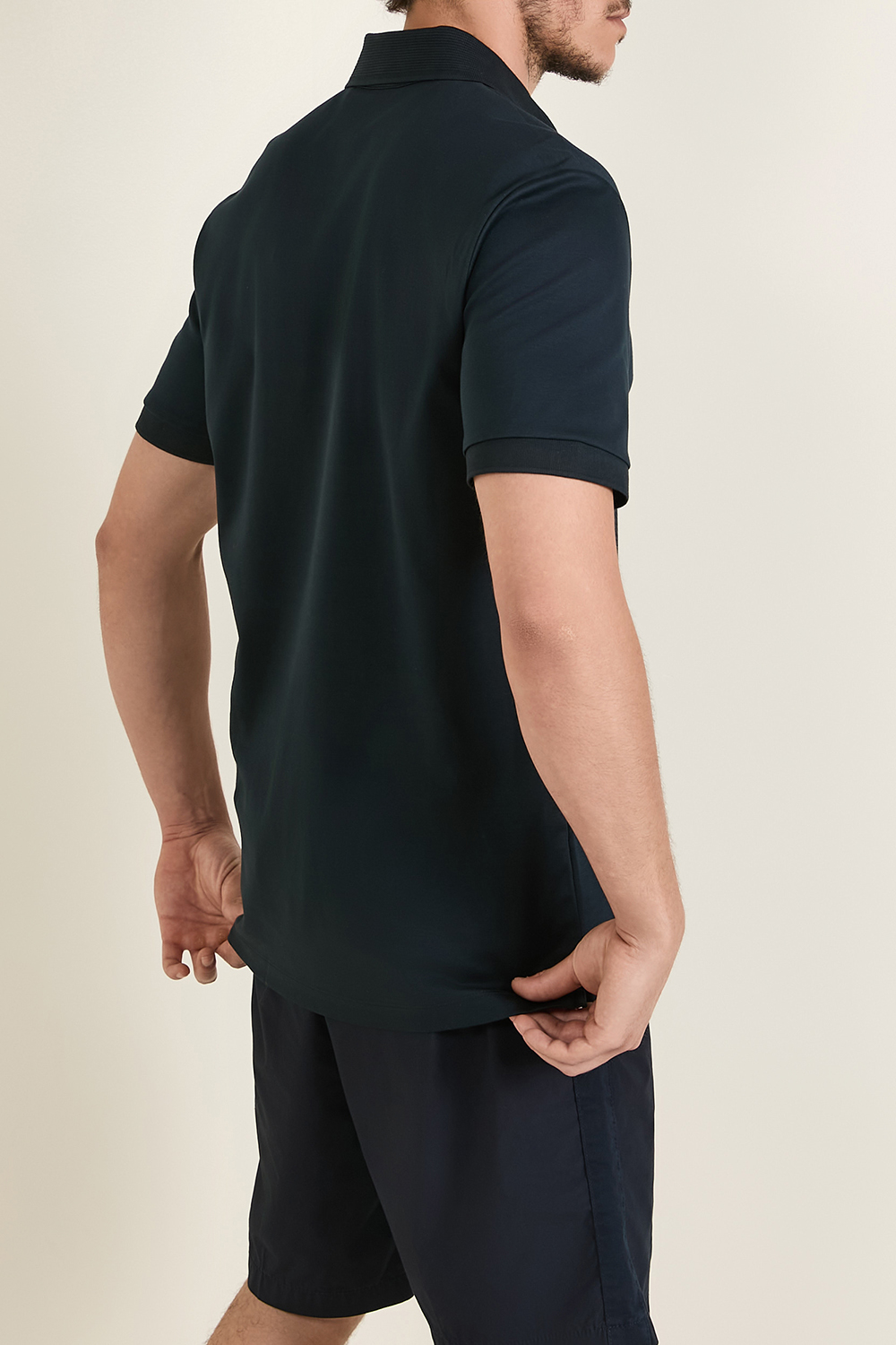 תמונת דוגמן אחורית של חולצת פולו קצרה
