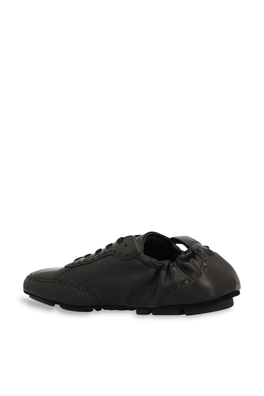 תמונה אחורית של נעלי סניקרס פנדי פיט