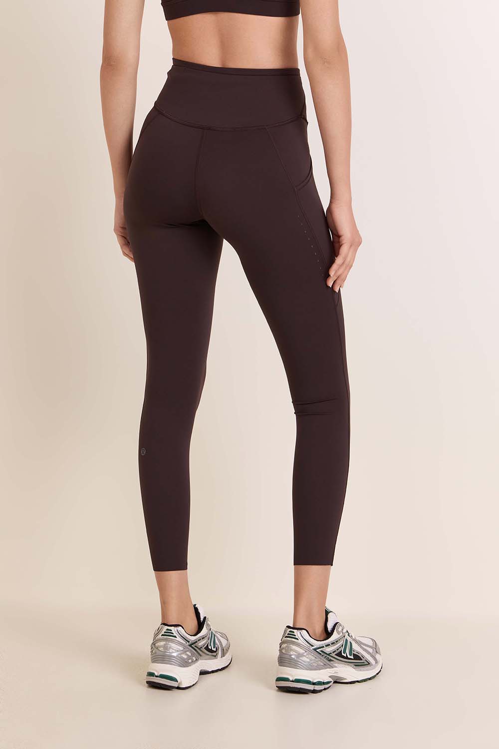 תמונת דוגמן אחורית של Fast and Free High-Rise Tight 25